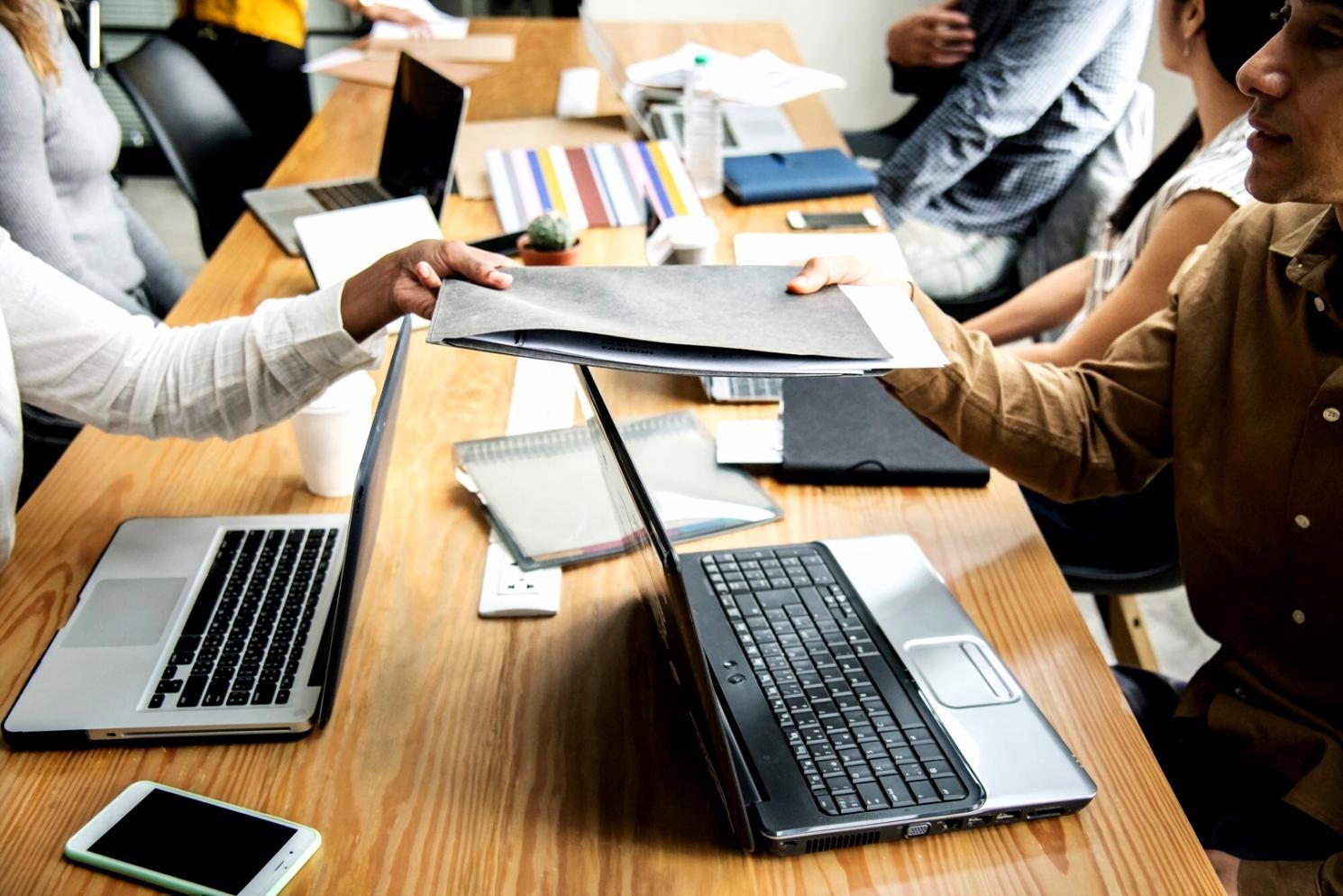 Estudiantes trabajando en análisis de presupuestos financieros